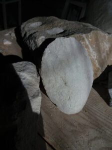 "FOSIL", skulptura u kamenu