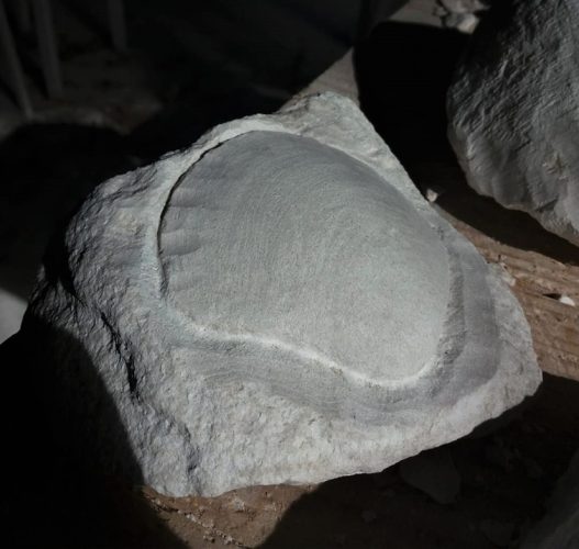 "FOSIL", skulptura u kamenu